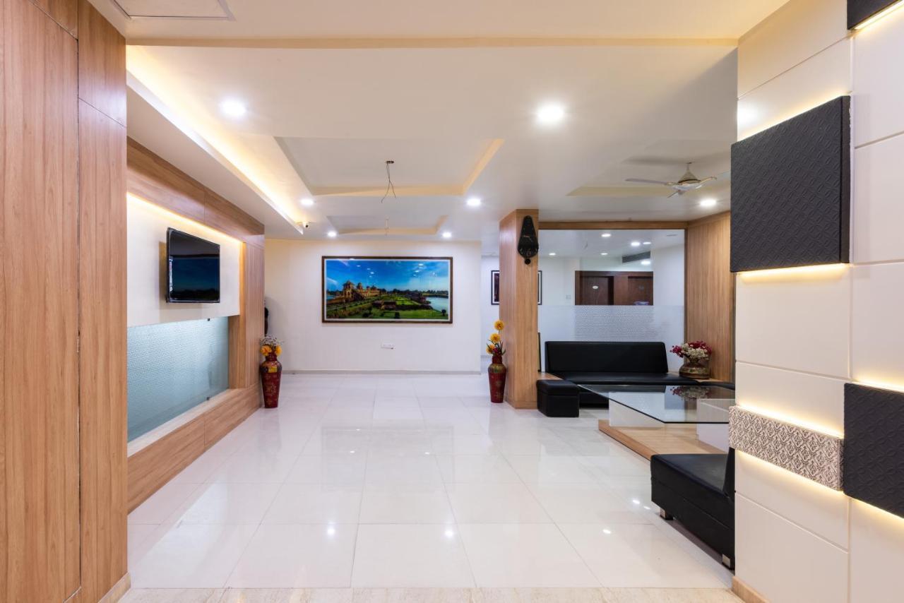 Hotel Drishti,Бопал Екстериор снимка