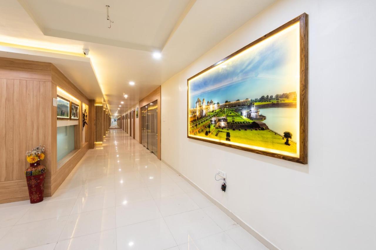 Hotel Drishti,Бопал Екстериор снимка
