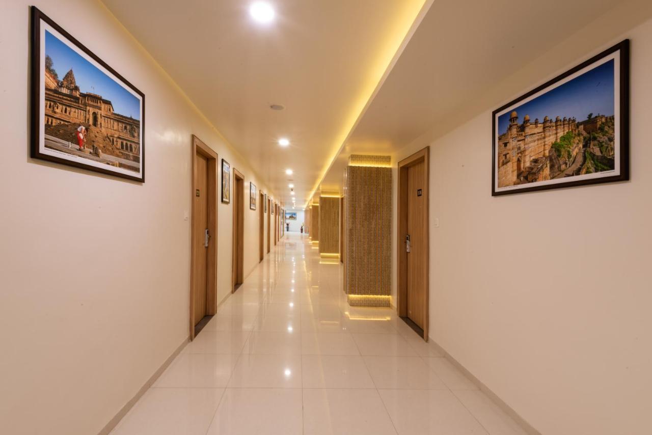 Hotel Drishti,Бопал Екстериор снимка