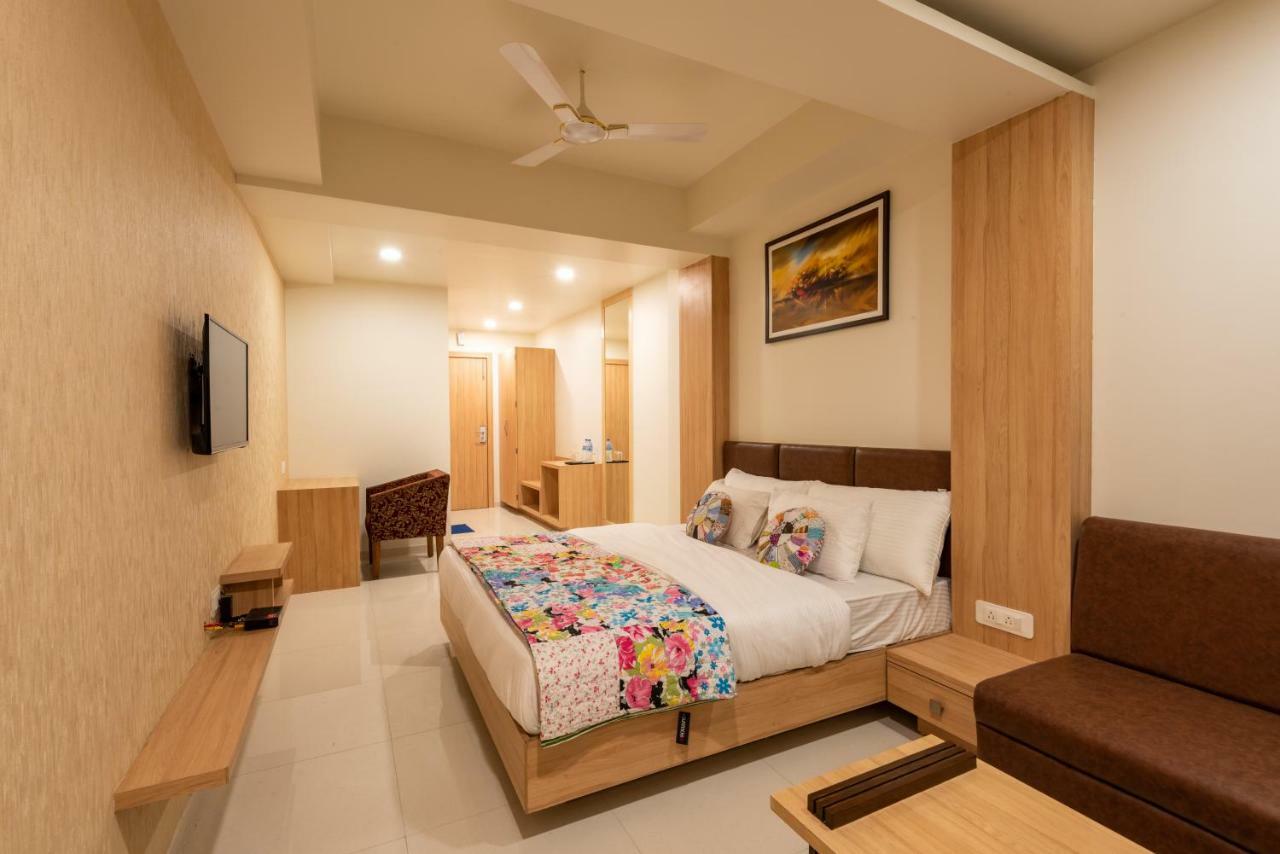 Hotel Drishti,Бопал Екстериор снимка