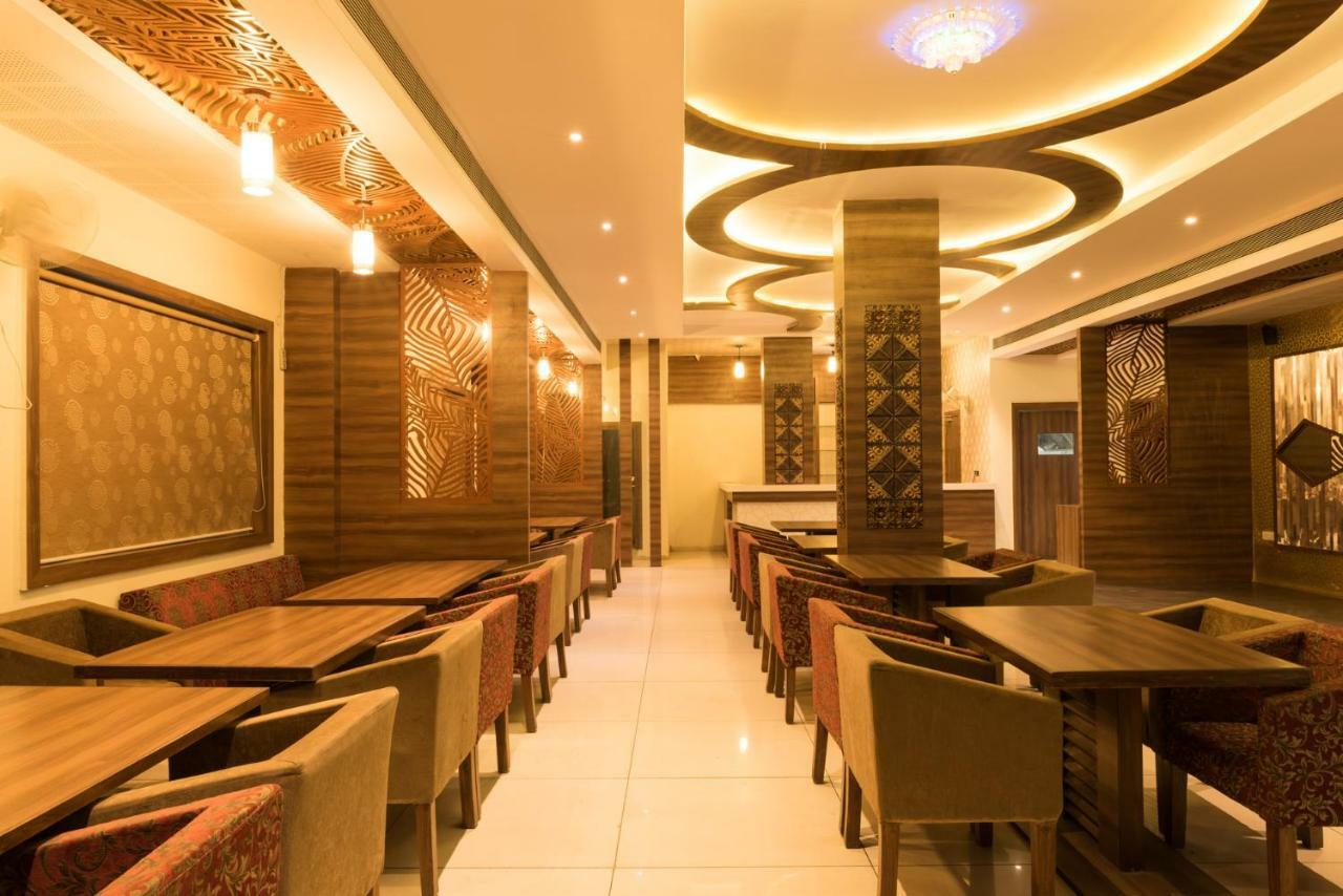 Hotel Drishti,Бопал Екстериор снимка