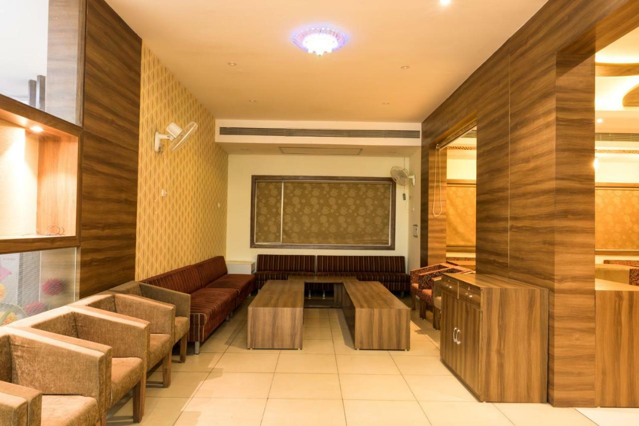 Hotel Drishti,Бопал Екстериор снимка